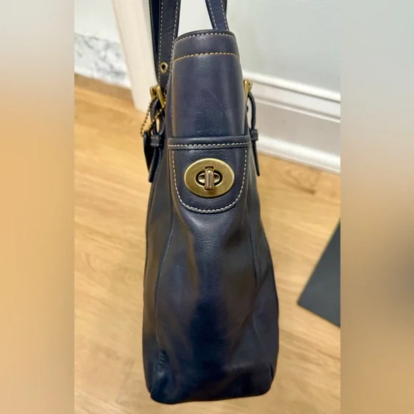 Coach Vintage Hamptons Shoulder/Tote Leather Bag in Navy w/ Embossed Logo - Picture 3 of 12
